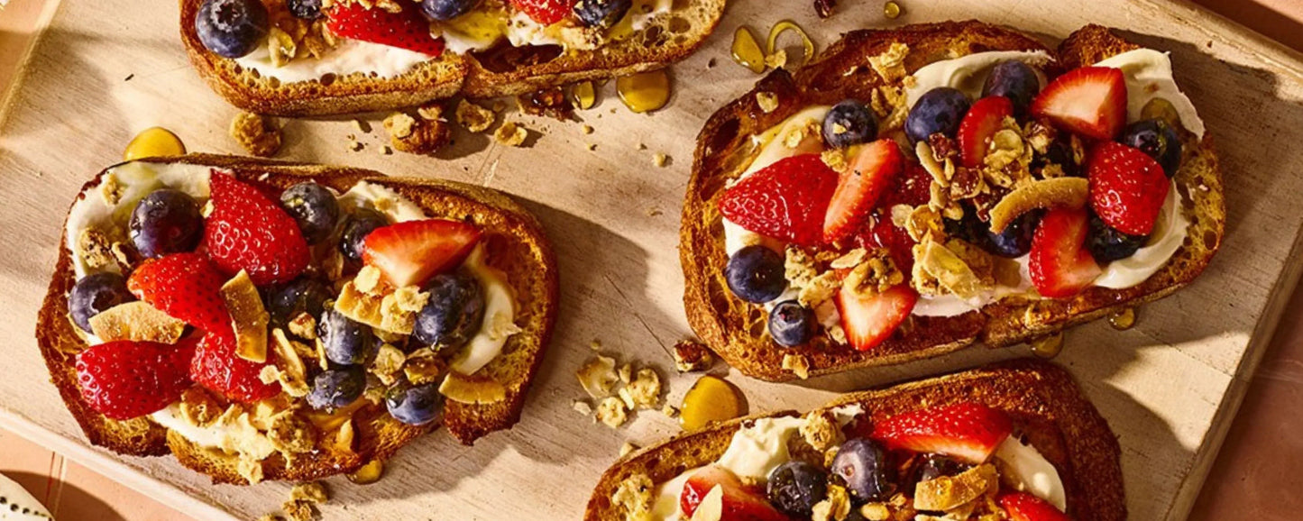 Fruit sandwiches topped with fruit and Struesli Original granola
